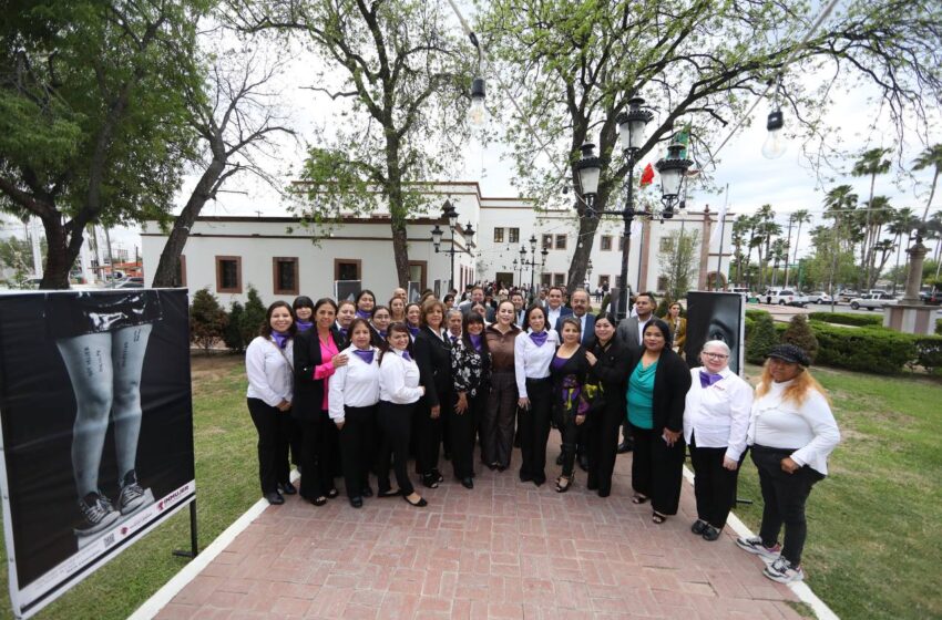  MONTAN EXPOSICIÓN FOTOGRÁFICA “PARTES DE MUJERES COMPLETAS” EN JARDÍN DE PRESIDENCIA MUNICIPAL