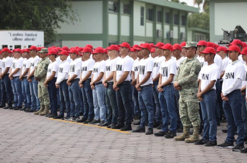  JURAN JÓVENES CONSCRIPTOS DEFENDER LA PATRIA EN CEREMONIA DE JURAMENTO A LA BANDERA
