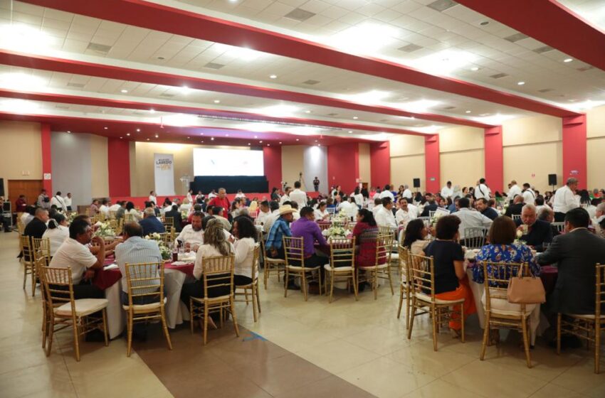  RECONOCEN MAESTROS LABOR DE CARMEN LILIA CANTUROSAS EN FAVOR DE LA EDUCACIÓN