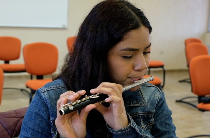  ALUMNA DE ESCUELA DE MÚSICA DEL SISTEMA DIF PONE EN ALTO A NUEVO LAREDO 