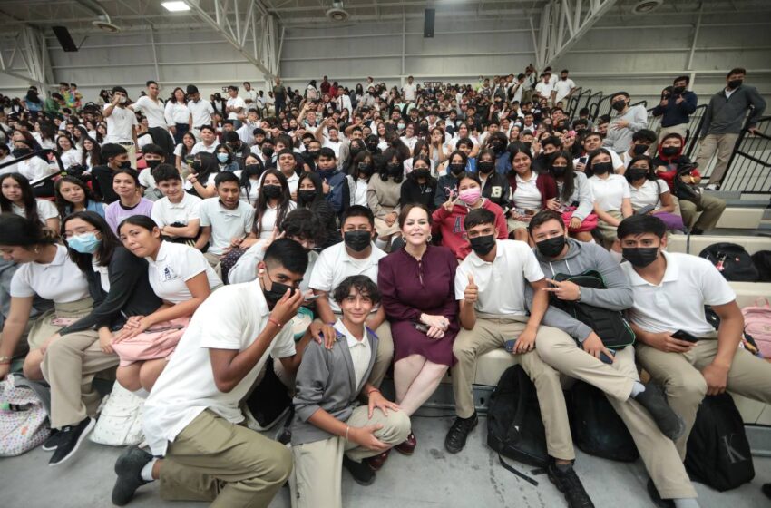  GUSTA A ESTUDIANTES NEOLAREDENSES PARTICIPACIÓN DE INFLUENCERS EN FORO “JUVENTUDES 2023”