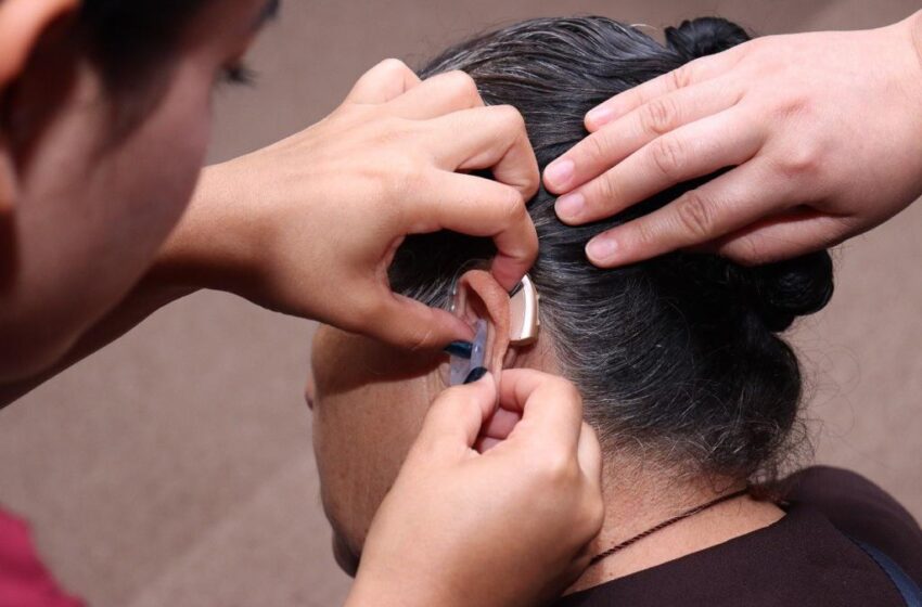  TRANSFORMA GOBIERNO MUNICIPAL Y DIF CALIDAD DE VIDA DE  NEOLAREDENSES CON APARATOS AUDITIVOS