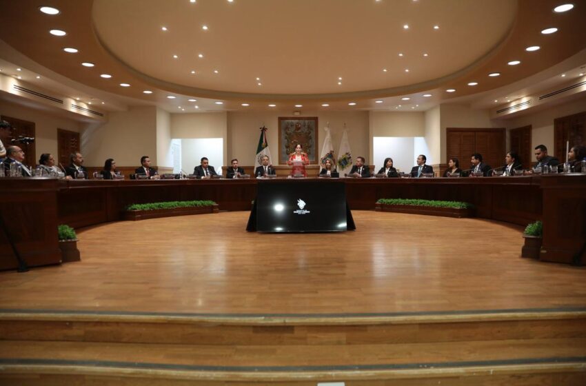  PRESENTA EN SESIÓN SOLEMNE DE CABILDO DOCUMENTAL HISTÓRICO DE NUEVO LAREDO